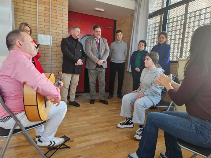 La delegada de la Junta en Almería, Aránzazu Martín, durante su visita el Real Conservatorio Profesional de Música Julián Arcas en Almería.