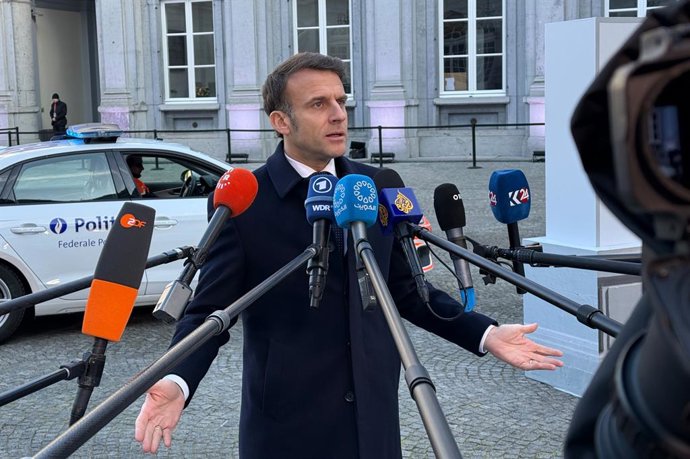 03 de fevereiro de 2025, Bélgica, Bruxelas: O presidente francês Emmanuel Macron fala à mídia antes de uma reunião de líderes da União Europeia. Espera-se que o secretário-geral da OTAN, Mark Rutte, e o primeiro-ministro britânico, Keir Starmer, participe