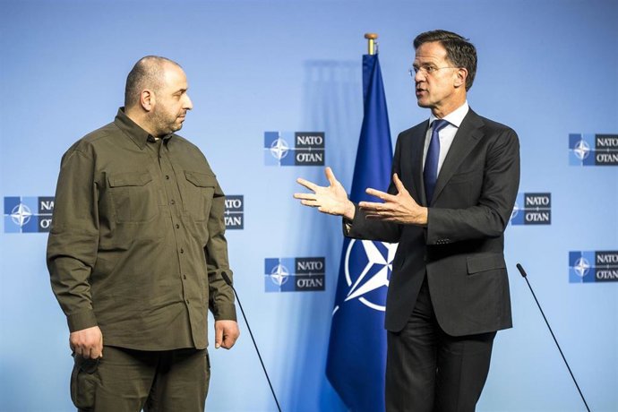 El ministro de Defensa ucraniano, Oleksii Reznikov, y el secretario general de la OTAN, Mark Rutte