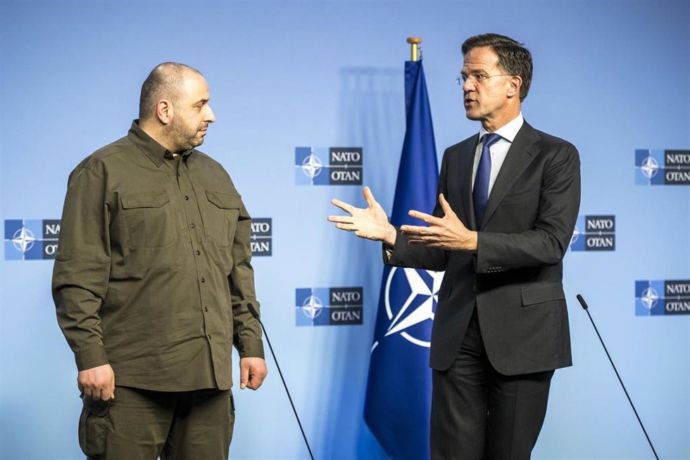 El ministro de Defensa ucraniano, Oleksii Reznikov, y el secretario general de la OTAN, Mark Rutte