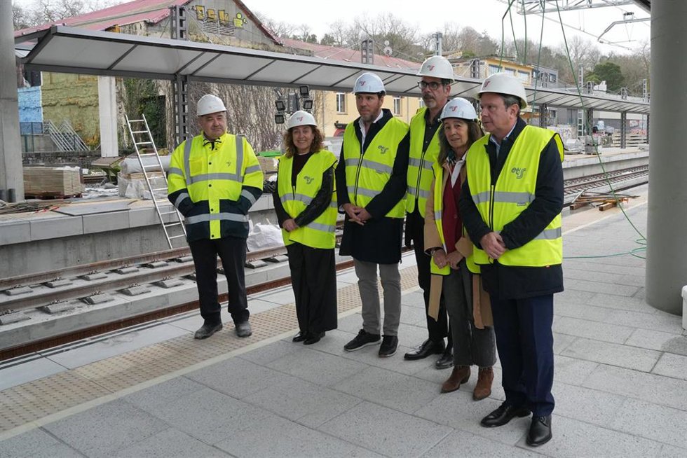 Varias autoridades durante una visita a la nueva estación de Atotxa, a 13 de febrero de 2025, en San Sebastián 