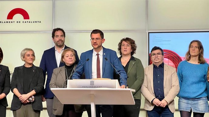 El presidente del Consell Comarcal del Bages, Eloi Hernàndez, junto a otros representantes comarcales y del PSC, Junts, ERC, PP, Comuns y CUP, en una rueda de prensa en el Parlament