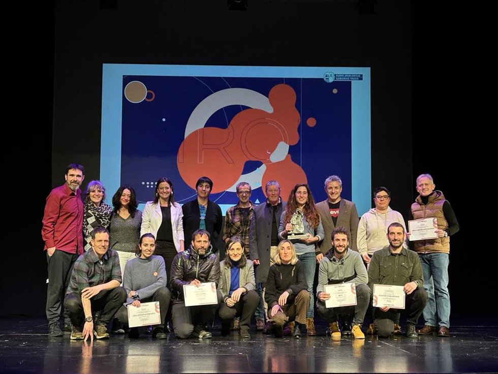 Entrega del premio 'Kiroletik Bagoaz Euskaraz' en su segunda edición, en Durango (Bizkaia)