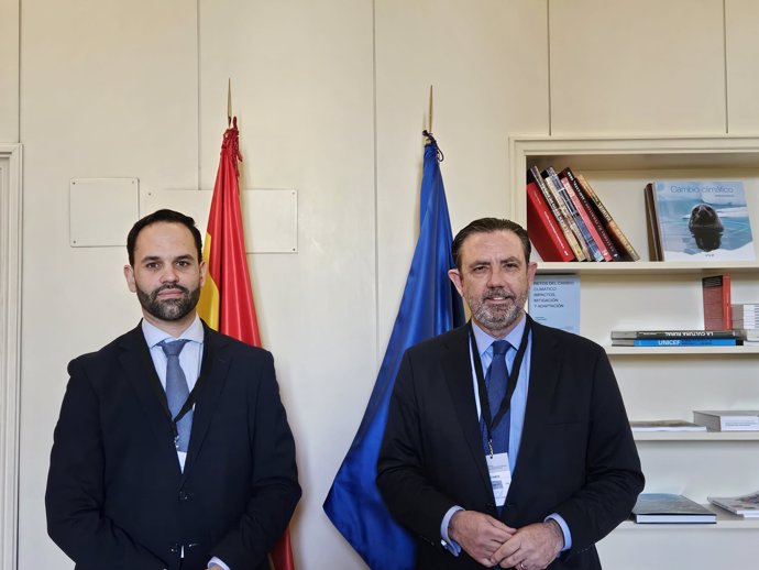 El conseller de Empresa, Empleo y Energía, Alejandro Sáenz de San Pedro, y el director general de Economía Circular, Transición Energética y Cambio Climático, Diego Viu.
