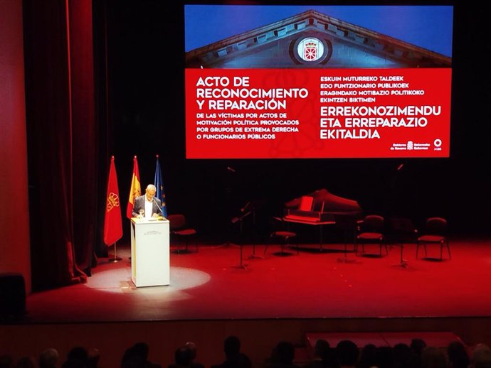 Imagen del acto público de reconocimiento y reparación de las víctimas por actos de motivación política provocados por grupos de extrema derecha o funcionarios públicos