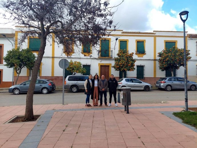 La diputada provincial de Concertación, Marta Alonso, en Martín de la Jara con el alcalde, Manuel Sánchez Aroca, y su Equipo de Gobierno