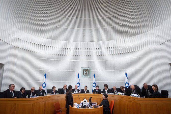 Archivo - JERUSALEM, Sept. 12, 2023  -- Photo taken on Sept. 12, 2023 shows judges of Israeli Supreme Court hearing appeals against a law passed by Prime Minister Benjamin Netanyahu's government at the Israeli Supreme Court in Jerusalem. Israel's Supreme 