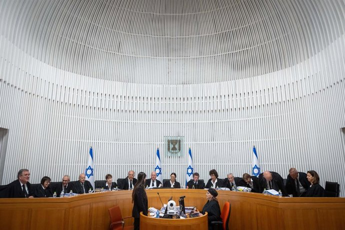 Archivo - JERUSALEM, Sept. 12, 2023 -- Foto tirada em 12 de setembro de 2023 mostra juízes da Suprema Corte de Israel ouvindo recursos contra uma lei aprovada pelo governo do primeiro-ministro Benjamin Netanyahu na Suprema Corte de Israel em Jerusalém. A 