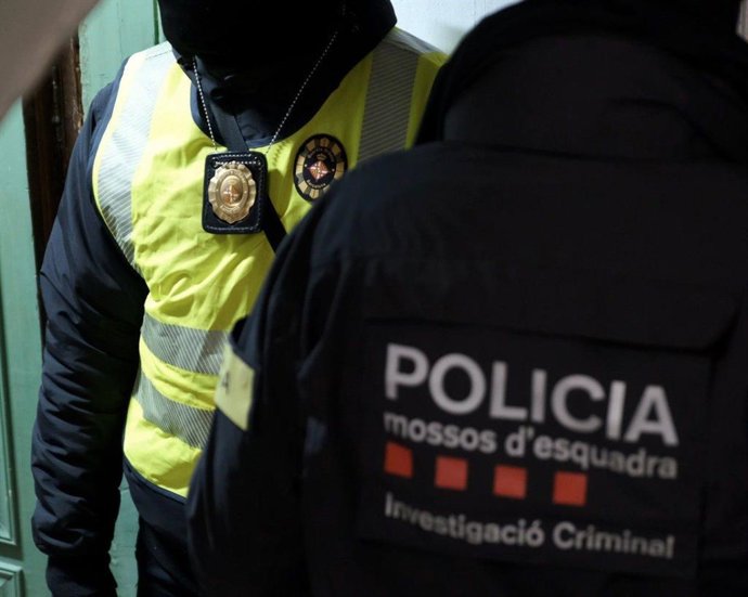Agentes de los Mossos d'Esquadra y la Guàrdia Urbana de Barcelona