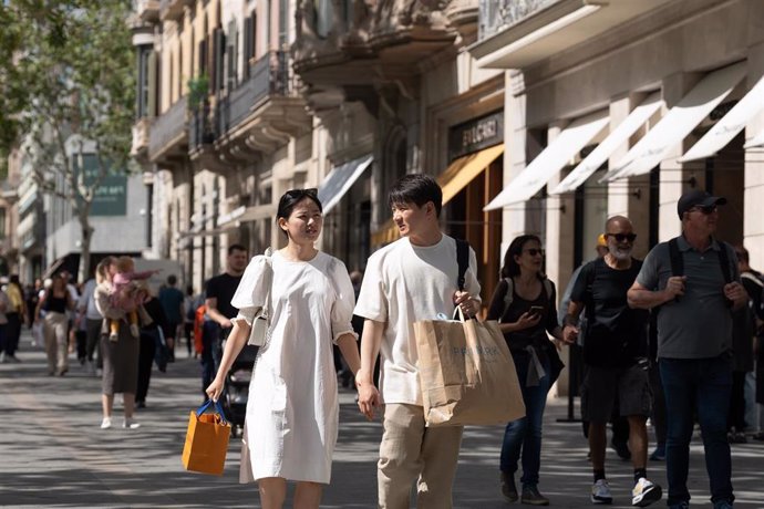Archivo - Varias personas en el Paseo de Gracia, a 12 de abril de 2024, en Barcelona, Catalunya (España)