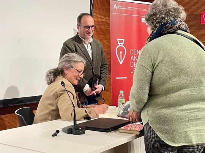 El Centro Andaluz de las Letras estrena 'Encuentros en el Museo Íbero' con la escritora Ángeles Caso.