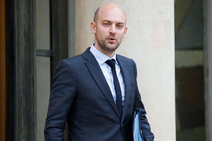Archivo - 08 January 2025, France, Paris: France's Minister for Europe and Foreign Affairs Jean-Noel Barrot leaves the Elysee presidential palace after the cabinet meeting. Barrot said on 08 January that the European Union must defend itself better agains