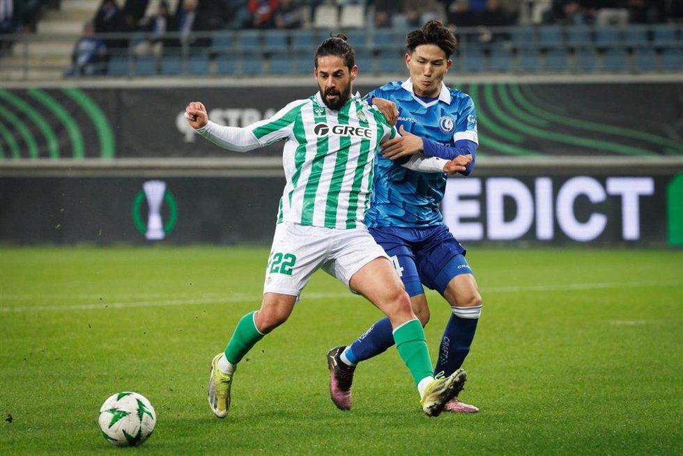 13 February 2025, Belgium, Gent: Betis' Isco (L) and Gent's Tsuyoshi Watanabe battle for the ball during the UEFA Europa Conference League Playoff First Leg soccer match between KAA Gent and Real Betis at KAA Gent Stadium. Photo: Kurt Desplenter/Belga/d