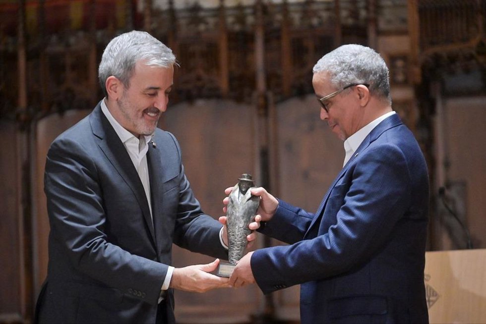 El alcalde Jaume Collboni entrega el Premio Pepe Carvalho a Yasmina Khadra