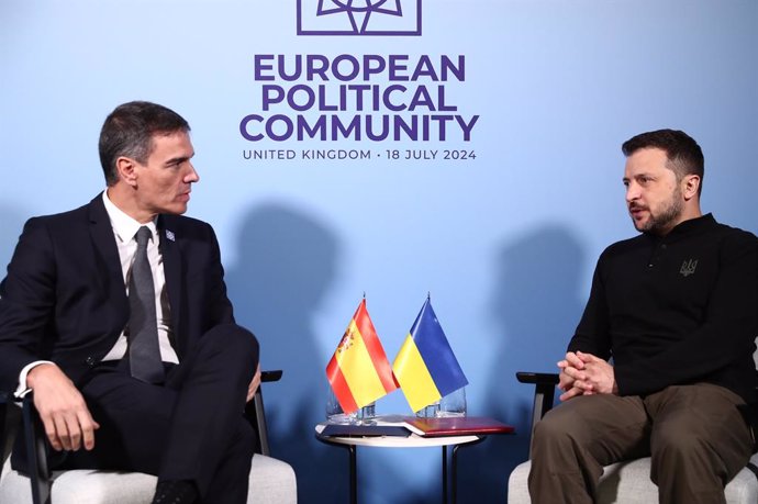 Archivo - El presidente del Gobierno, Pedro Sánchez (i), y el presidente Ucrania, Volodímir Zelenski (d), conversan a su llegada al Palacio de Blenheim, a 18 de julio de 2024, en Woodstock, Oxfordshire (Reino Unido). El presidente del Gobierno español, Pe