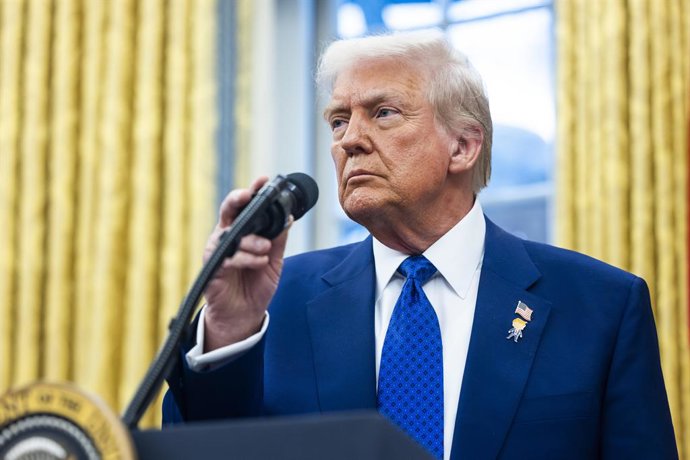 12 de fevereiro de 2025, Washington, Distrito de Columbia, EUA: O presidente dos Estados Unidos, Donald Trump, fala à mídia no Salão Oval da Casa Branca em Washington, DC, EUA, em 12 de fevereiro de 2025.  Trump falou após a cerimônia de posse de seu indi
