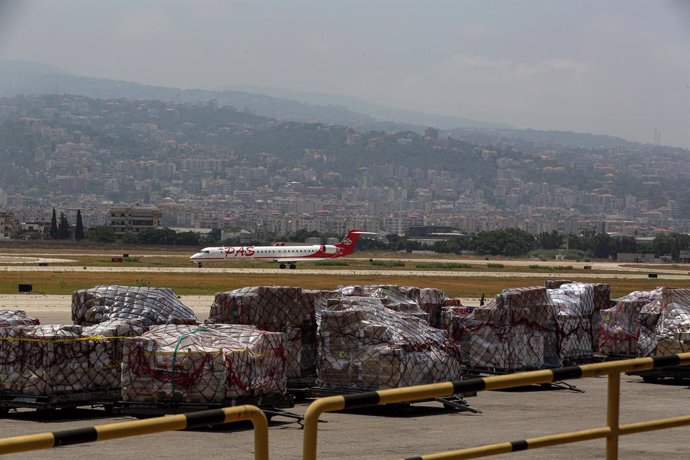 Archivo - June 24, 2024, Beirut, Beirut, Lebanon: An airliner lands in front of cargos resting at the tarmac of Beirut Rafik Hariri International airport. Lebanese ministers conducted a tour at the airport for several foreign diplomats and ambassadors to 