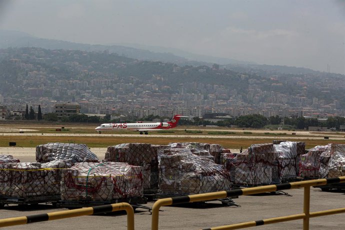 Archivo - Arquivo - 24 de junho de 2024, Beirute, Beirute, Líbano: Um avião aterrissa em frente a cargas que descansam na pista do aeroporto internacional Rafik Hariri de Beirute. Os ministros libaneses realizaram um tour no aeroporto para vários diplomat