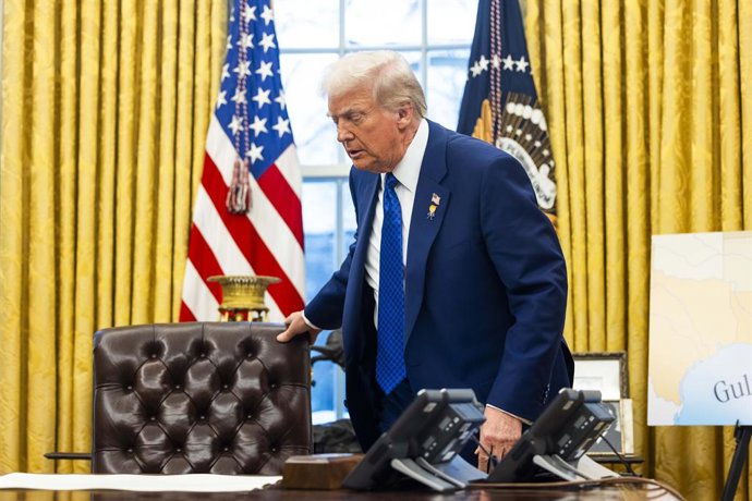12 de fevereiro de 2025, Washington, Distrito de Columbia, EUA: O presidente dos Estados Unidos, Donald Trump, se prepara para falar com a mídia no Salão Oval da Casa Branca em Washington, DC, EUA, em 12 de fevereiro de 2025.  Trump falou após a cerimônia