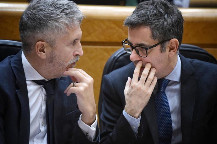 Archivo - El ministro del Interior, Fernand Grande-Marlaska (i), y el minsitro de la Presidencia, Justicia y Relaciones con las Cortes, Félix Bolaños (d), durante una sesión de control al Gobierno en el Senado.
