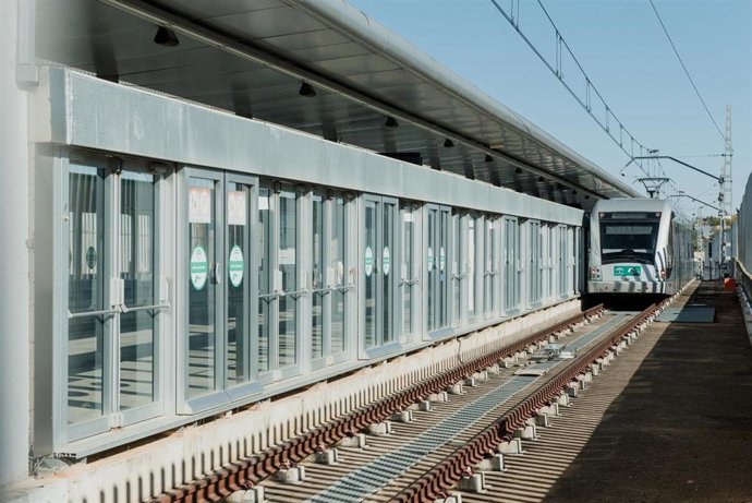 Archivo - El Metro de Sevilla a su paso por el campus universitario de la Pablo de Olavide.