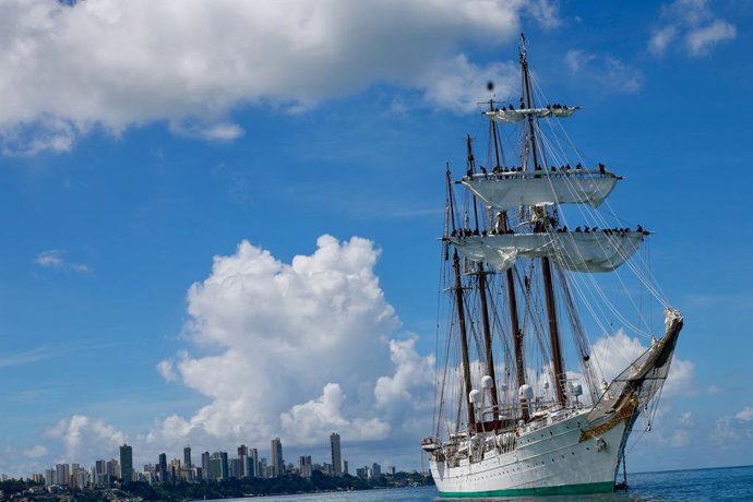 O navio 'Juan Sebastián Elcano', onde a Princesa Leonor está viajando, antes de chegar ao porto de Salvador da Bahia (Brasil), em 13 de fevereiro de 2025, em Salvador da Bahia (Brasil).