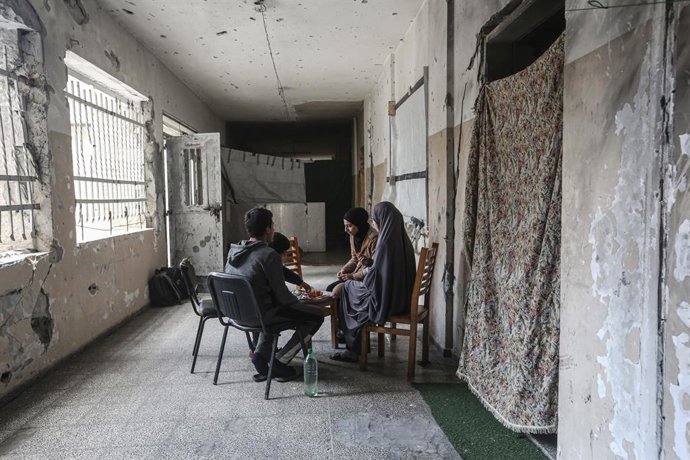13 de fevereiro de 2025, Cidade de Gaza, Faixa de Gaza, Território Palestino: A criança palestina deslocada Shahd Tafesh, de 16 anos, recebe cuidados de sua família na Holy Family School na Cidade de Gaza, em 13 de fevereiro de 2025, onde perdeu a perna e