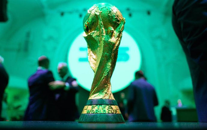 24 January 2025, Saxony, Leipzig: The 1954 World Cup trophy is on display during the 125th anniversary of the German Football Association (DFB) at the Congress Hall of Leipzig Zoo. Photo: Hendrik Schmidt/dpa