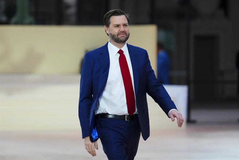 El vicepresidente de EEUU, JD Vance, a su llegada a una cumbre sobre inteligencia artificial en la capital de Francia, París (archivo)
