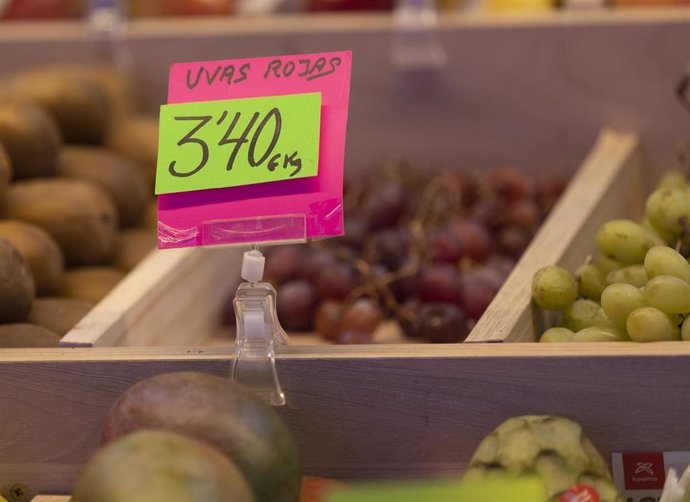 Archivo - Uvas rojas en una frutería.