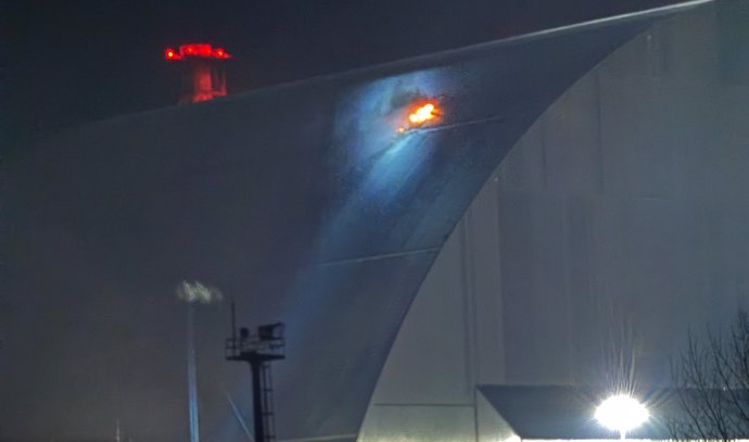 Impacto de un dron en el sarcófago protector de la central nuclear de Chernóbil
