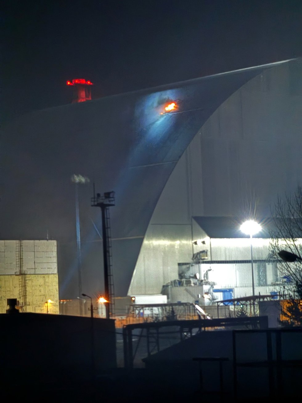 Impacto de un dron en el sarcófago protector de la central nuclear de Chernóbil