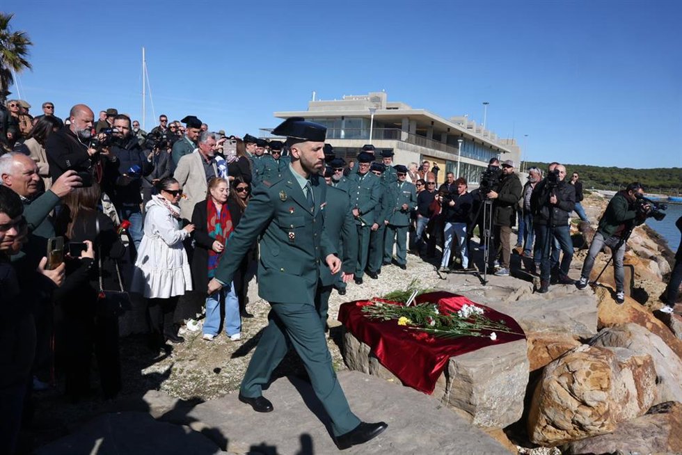 Un agente de la Guardia Civil participa en una ofrenda floral en homenaje a los guardias civiles fallecidos, en el puerto de Barbate, a 9 de febrero de 2025, en Barbate, Cádiz. (Foto de archivo).
