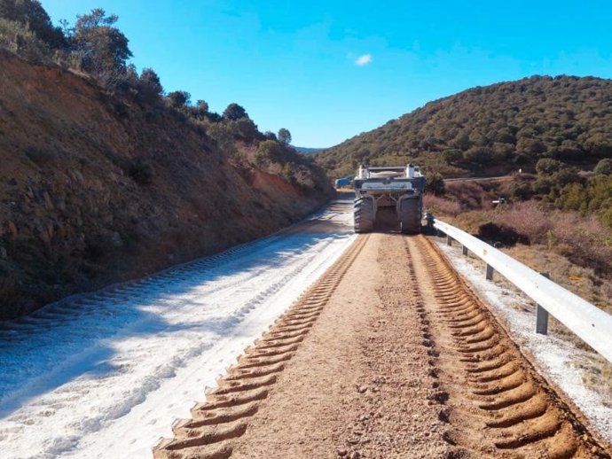 En marcha las obras que mejorarán la seguridad vial de la carretera LR-286 entre Enciso y Cornago