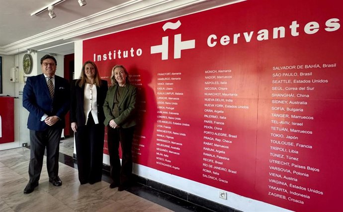 La delegada de Turismo en el Ayuntamiento de Sevilla (i) y la directora del Instituto Cervantes de Casablanca, con ocasión de la visita institucional en la ciudad marroquí.