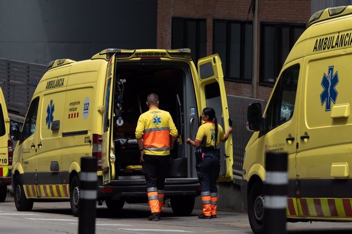 Archivo - Uns sanitaris treballant en una ambulància