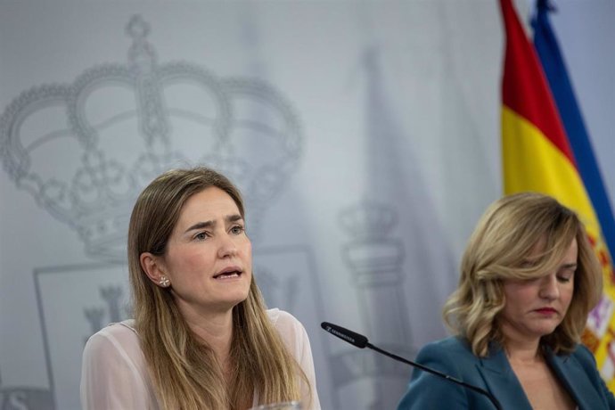 La vicepresidenta tercera y ministra para la Transición Ecológica y el Reto Demográfico, Sara Aagesen (i) y la ministra Portavoz, de Educación, Formación Profesional y Universidades, Pilar Alegría (d), durante la rueda de prensa tras el Consejo de Ministr