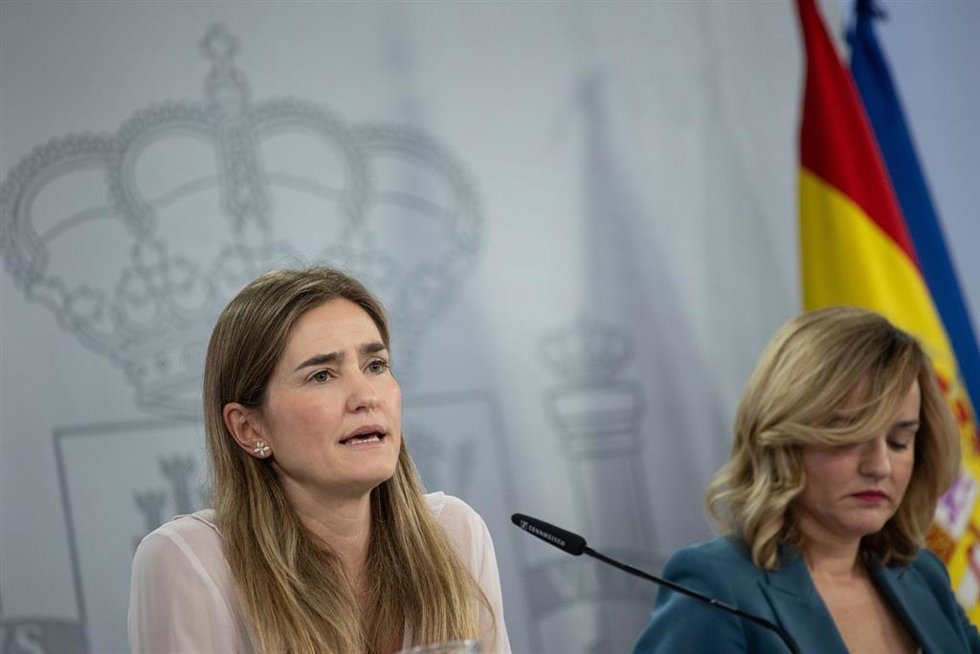 La vicepresidenta tercera y ministra para la Transición Ecológica y el Reto Demográfico, Sara Aagesen (i) y la ministra Portavoz, de Educación, Formación Profesional y Universidades, Pilar Alegría (d), durante la rueda de prensa tras el Consejo de Minis