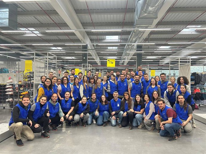 Foto del equipo de la tiena de Decathlon en la localidad valenciana de Alfafar