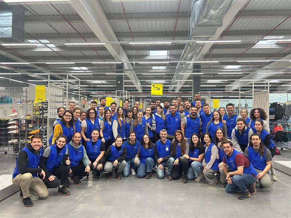 Foto del equipo de la tiena de Decathlon en la localidad valenciana de Alfafar