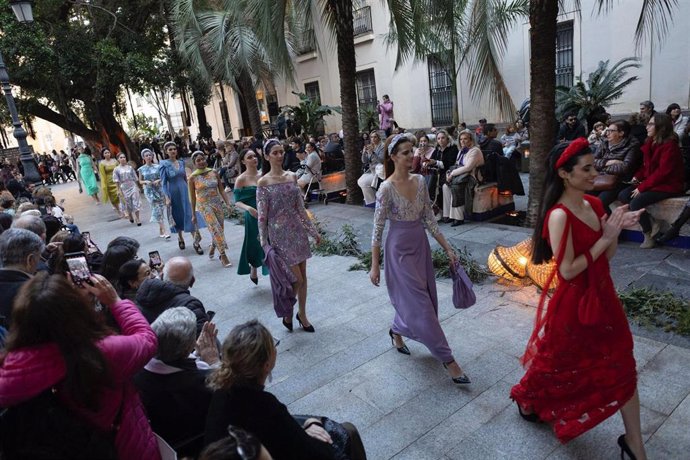 Desfile de moda en la plaza Mina de Cádiz