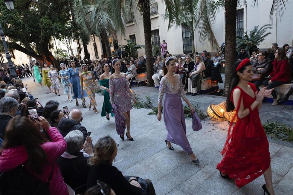 Desfile de moda en la plaza Mina de Cádiz