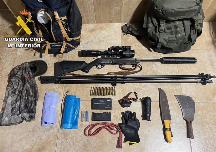 Material intervenido a los dos investigados