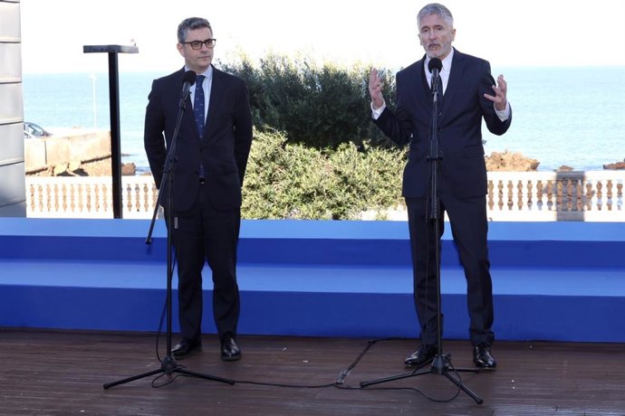Los ministros de Justicia y del Interior, Félix Bolaños y Fernand Grande-Marlaska, atienden a los medios en la cumbre contra el crimen organizado celebrada en Cádiz