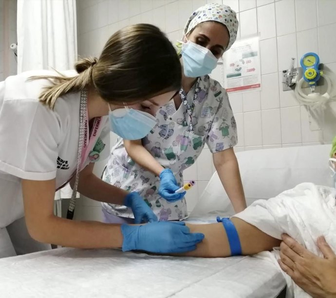 Duas enfermeiras do Hospital de Melilla vacinando um paciente.