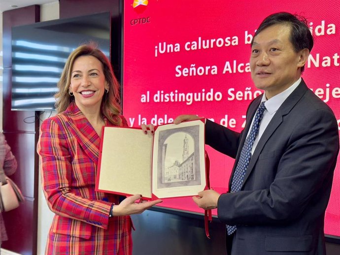 La alcaldesa de Zaragza, Natalia Chueca, y el presidente de China Petroleum, Wang Hongtao.