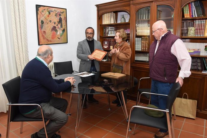 El presidente de la Diputación de Cáceres, Miguel Ángel Morales, se reúne con la Asociación Amigos de la Capa Española