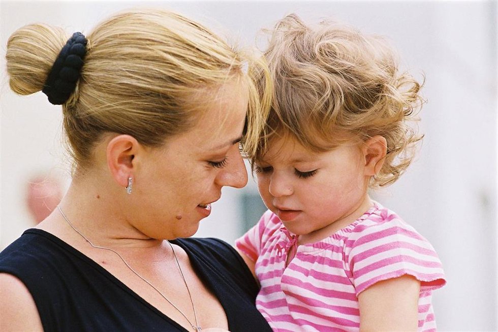 Archivo - Imagen de archivo de madre e hija.
