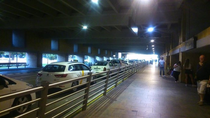 Archivo - Parada de taxis del aeropuerto de Sevilla