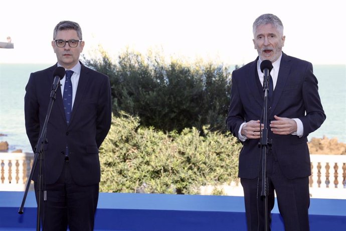 Los ministros de la Presidencia, Justicia y Relaciones con las Cortes, Félix Bolaños (i), y del Interior, Fernando Grande-Marlaska (d), durante la atención a los medios de comunicación. 